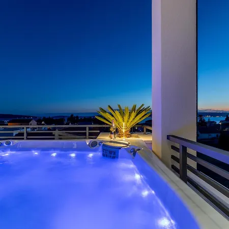 Penthouse West Side Apartment Kastela